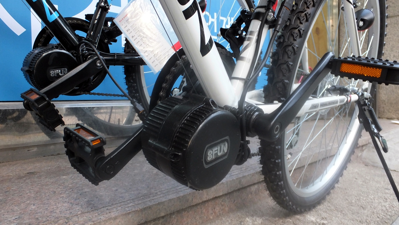 자전거 크랭크쪽에 전기 모터 키트를 설치한다. 