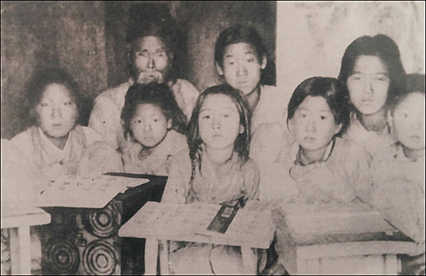 1910년대 농촌 사숙에서 공부하고 있는 한인 아이들