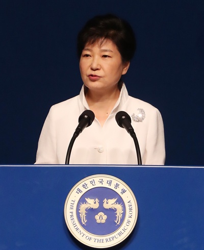 박근혜 대통령이 15일 오전 세종문화회관 대강당에서 열린 제71주년 광복절 경축식에서 축사하고 있다.