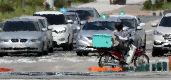 폭염이 기승이 부린 지난 10일 강원 춘천시 도심 도로에 지열이 발생하고 있다.