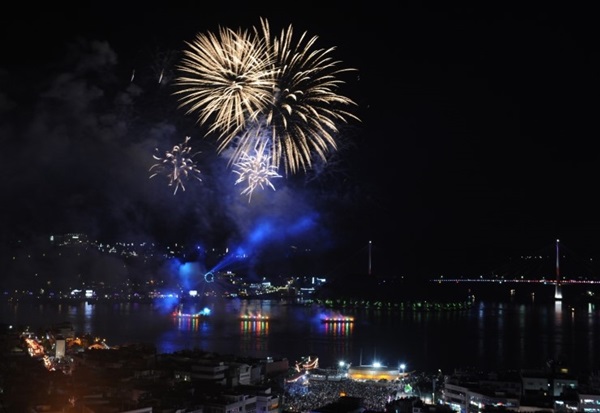  여수시 중앙동 이순신 광장과 장군도 해상에서 펼쳐진 2016여수밤바다 불꽃축제의 모습