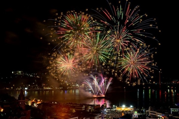  여수시 중앙동 이순신 광장과 장군도 해상에서 펼쳐진 2016여수밤바다 불꽃축제의 모습