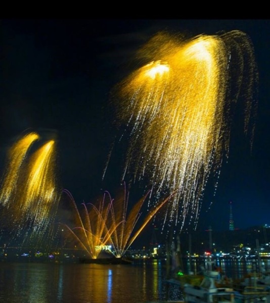  여수시 중앙동 이순신 광장과 장군도 해상에서 펼쳐진 2016여수밤바다 불꽃축제의 모습