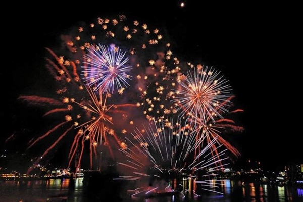  여수시 중앙동 이순신 광장과 장군도 해상에서 펼쳐진 2016여수밤바다 불꽃축제의 모습