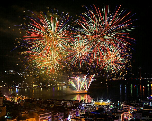  여수시 중앙동 이순신 광장과 장군도 해상에서 펼쳐진 2016여수밤바다 불꽃축제의 모습