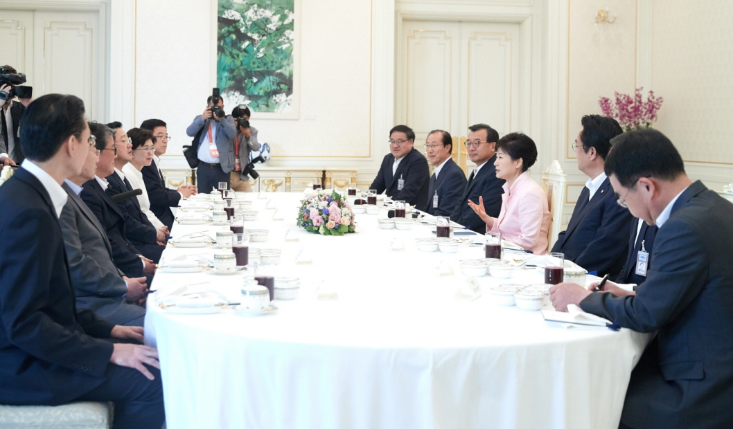 박근혜 대통령이 11일 오후 청와대에서 열린 새누리당 신임 지도부 오찬에 참석하고 있다.