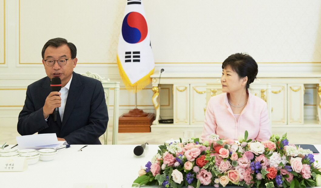 박근혜 대통령이 11일 오후 청와대에서 열린 새누리당 신임 지도부 오찬에 참석하고 있다.