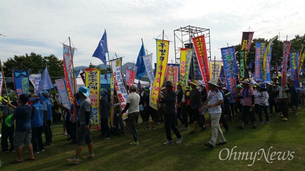  15일 오후 성주군 성주읍 성밖숲에서 사드 반대 삭발식이 진행된 가운데 성주군민들이 사드철회 평화촉구 결의대회를 진행하기 위해 만장을 들고 성밖숲 무대로 들어오고 있다.