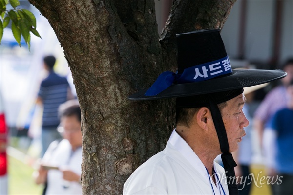  15일 오후 경북 성주 성주읍 성밖숲에서 성주주민 900여 명이 사드 배치 철회를 요구하는 대규모 삭발식을 진행하고 있다. 