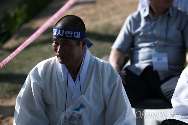  15일 오후 경북 성주 성주읍 성밖숲에서 성주주민 900여 명이 사드 배치 철회를 요구하는 대규모 삭발식을 진행하고 있다. 