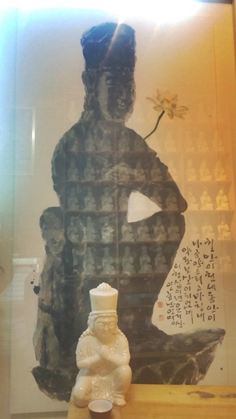 황매선원 희견당에 모셔진 효산스님의 그림과 그 앞에 놓인 희견보살상