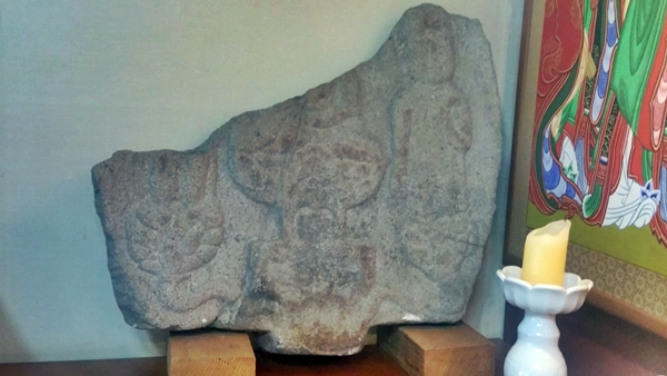 작은 돌면에 부조로 조성한 석조아미타삼존마애불. 반만 남아있고 반은 사라졌다고 한다. 신라시대의 작품으로 추정한다 
