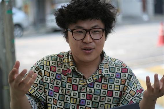 중식이밴드의 보컬 중식이가 서울 연남동의 한 카페에서 <단비뉴스>와 인터뷰하고 있다.