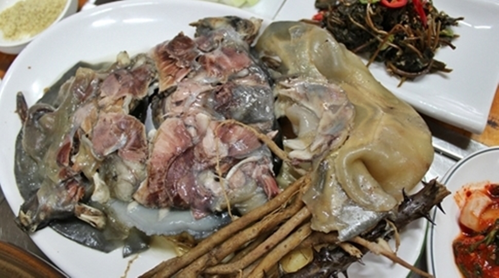 자라와 촌닭으로 요리한 보양식 용봉탕이다. 
