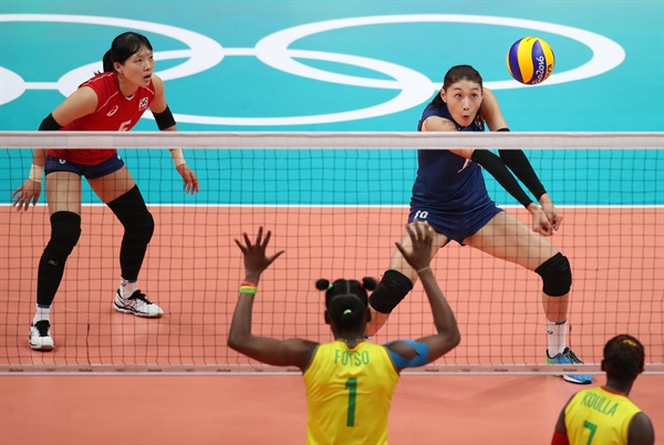  14일 오후(현지시간) 브라질 리우데자네이루 마라카낭지뉴 경기장에서 열린 2016 리우올림픽 여자배구 한국 대 카메룬 경기. 김연경이 상대 공격을 안정적으로 리시브하고 있다.