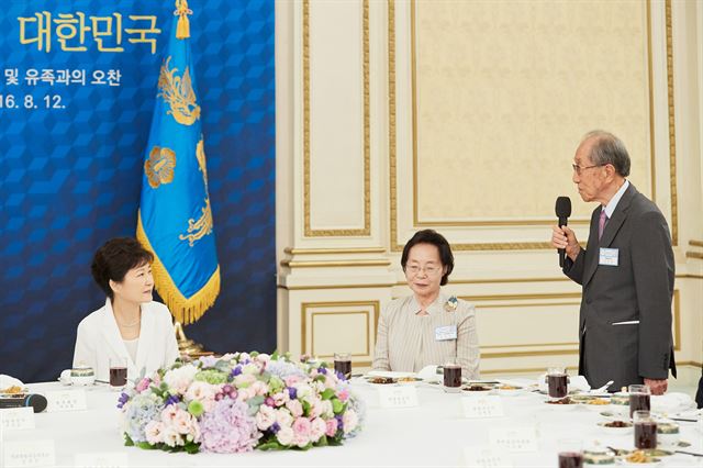 박근혜 대통령 면전에서 건국절 제정을 비판한 독립유공자 김영관 전 광복군동지회장(2016.8.12)