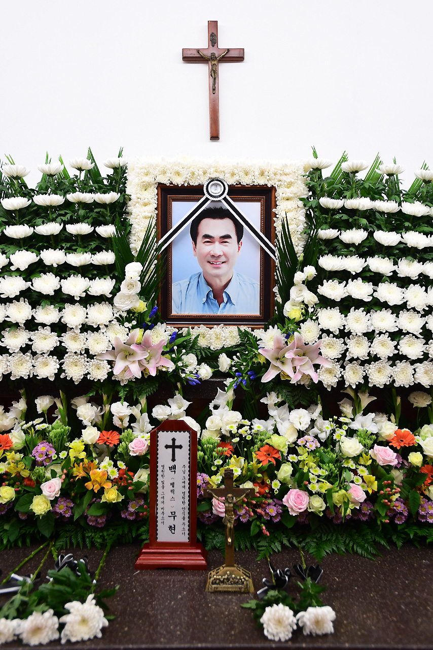  16일 오후 서울 아산병원 장례식장 32호실에 마련된 시사만화가 백무현 화백의 빈소에 영정 사진이 놓여있다. 위암으로 투병중이던 백무현 화백은 15일 밤11시55분경  향년 52세의 나이로 별세했다. 