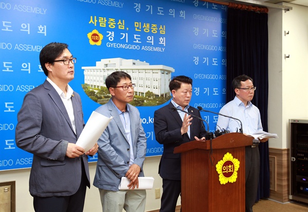 경기도의회 더민주 대표단 기자회견, 왼쪽에서 3번째 박승원 대표