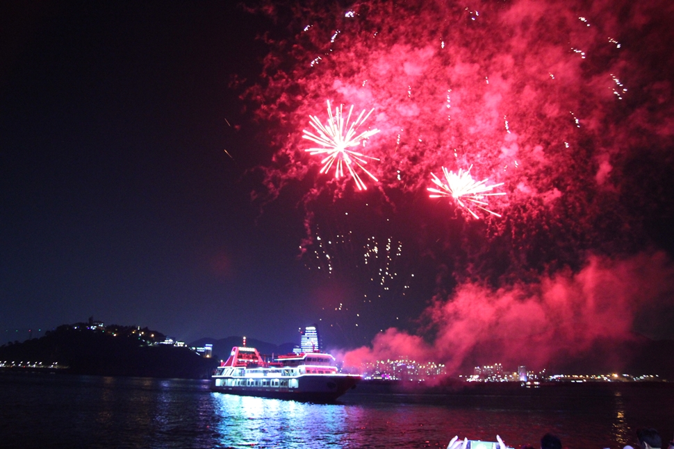 여수 밤바다 불꽃축제가 이어진다. 
