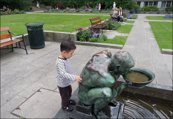 오슬로(노르웨이) 시청 정원의 한 조각상을 "힘들어 보인다"며 어루만져주며 위로하고 있다. 