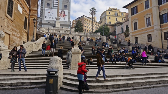 영화 "로마의 휴일"에서 오드리헵번이 아이스크림을 먹었던 계단. 지금은 음식물섭취 금지이다.