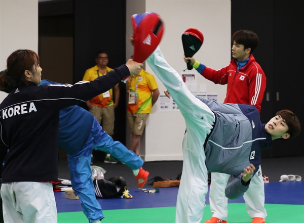  태권도 남자 국가대표 김태훈이 15일 오후(현지시간) 브라질 리우센트로 파빌리온 5관에서 훈련을 하고 있다.