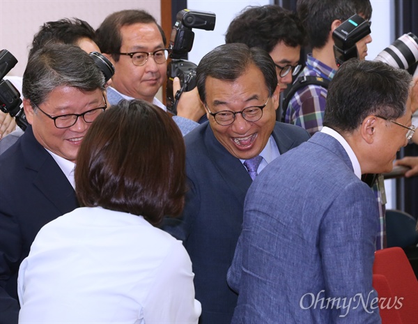 '해맑' 이정현 새누리당 이정현 대표가 17일 오전 서울 여의도 당사에서 최고중진연석간담회를 주재하기 앞서 나경원 의원 등 중진의원들과 인사하고 있다. 이 대표는 이날 주재한 첫 모임의 명칭을 기존 최고중진연석'회의'에서 '간담회'로 명칭을 바꿨다고 밝혔다. 최고중진연석간담회는 이날 시작으로 매주 수요일 열릴 예정이다.