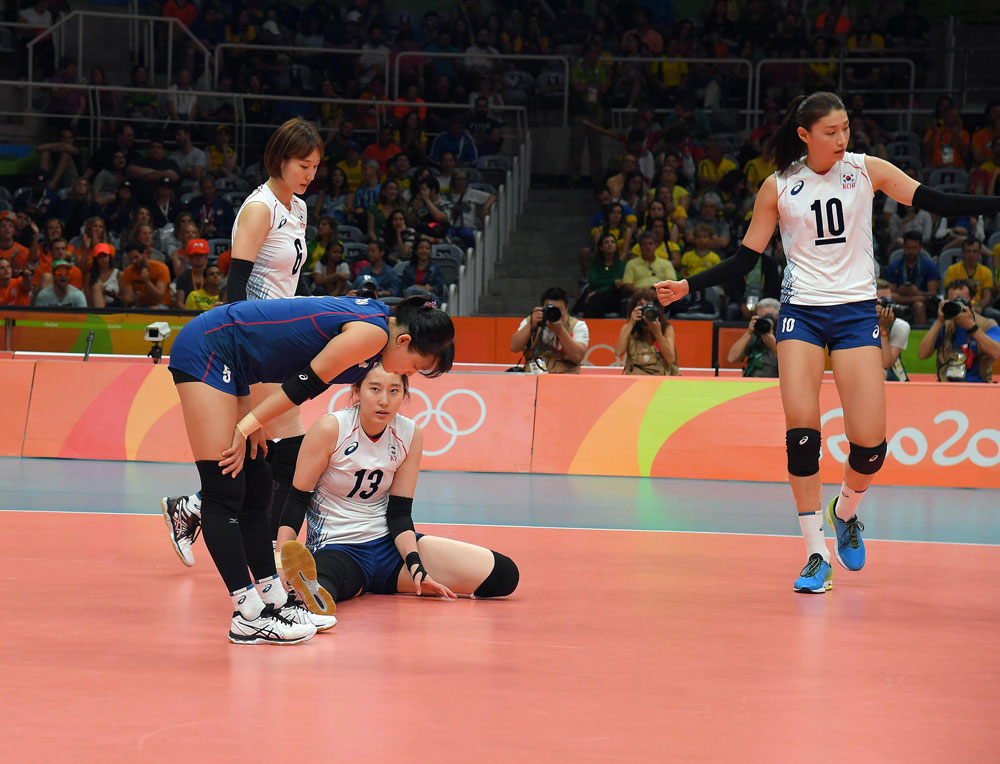 리우 올림픽 여자배구 8강전에서 네덜란드전에 패한 한국 여자배구팀. 누리꾼들이 리시브가 불안했던 박정아 선수를 과도하게 비난해 논란이 됐다. 