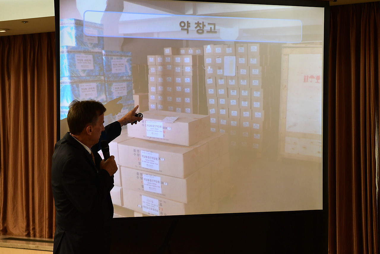북한주민들의 결핵치료 지원사업을 펼치고 있는 민간단체  유진벨재단의 스티브 린턴(Steve Linton; 한국이름 인세반) 재단 회장이 17일 오후 서울 중구 프레스센터에서 열린 '유진벨 재단 방북 특별보고' 기자회견에서 방북 결과에 대해 밝히고 있다. 