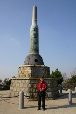 뤼순 203고지 이령산 전몰자 위령탑 앞에서 기자(2009. 11.)