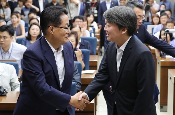 안철수 국민의당 전 대표(오른쪽)와 같은 당 박지원 비상대책위원장이 17일 오후 국회도서관에서 열린 '북핵 23년의 교훈과 김대중의 해법' 김대중 대통령 서거 7주기 강연회에서 악수하고 있다. 2016.8.17