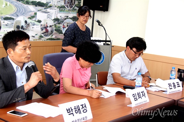  정영주 창원시의원과 반송주민회준비위는 18일 오후 창원 반송주민센터 회의실에서 "반송공원 우레탄 산책로 대안 마련을 위한 주민토론회"를 열었고, 박해정 반송청년회 회장과 임희자 마산창원진해환경연합 정책실장, 전홍표 경남교육정보연구원 공학박사가 발제했다.