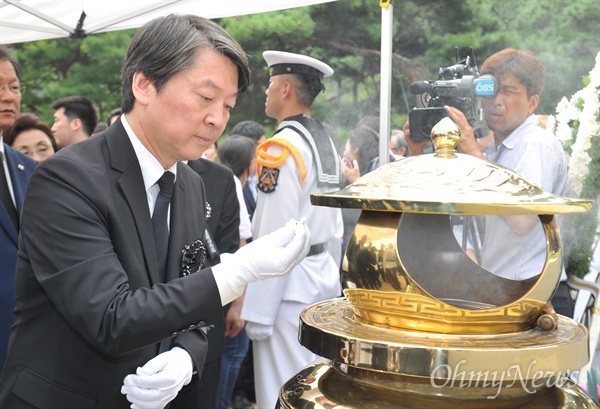 국민의당 안철수 전 대표가 18일 오전 서울 동작구 국립서울현충원에서 열린 김대중 전 대통령 서거 7주기 추도식에 참석해 묘역을 참배하고 있다.