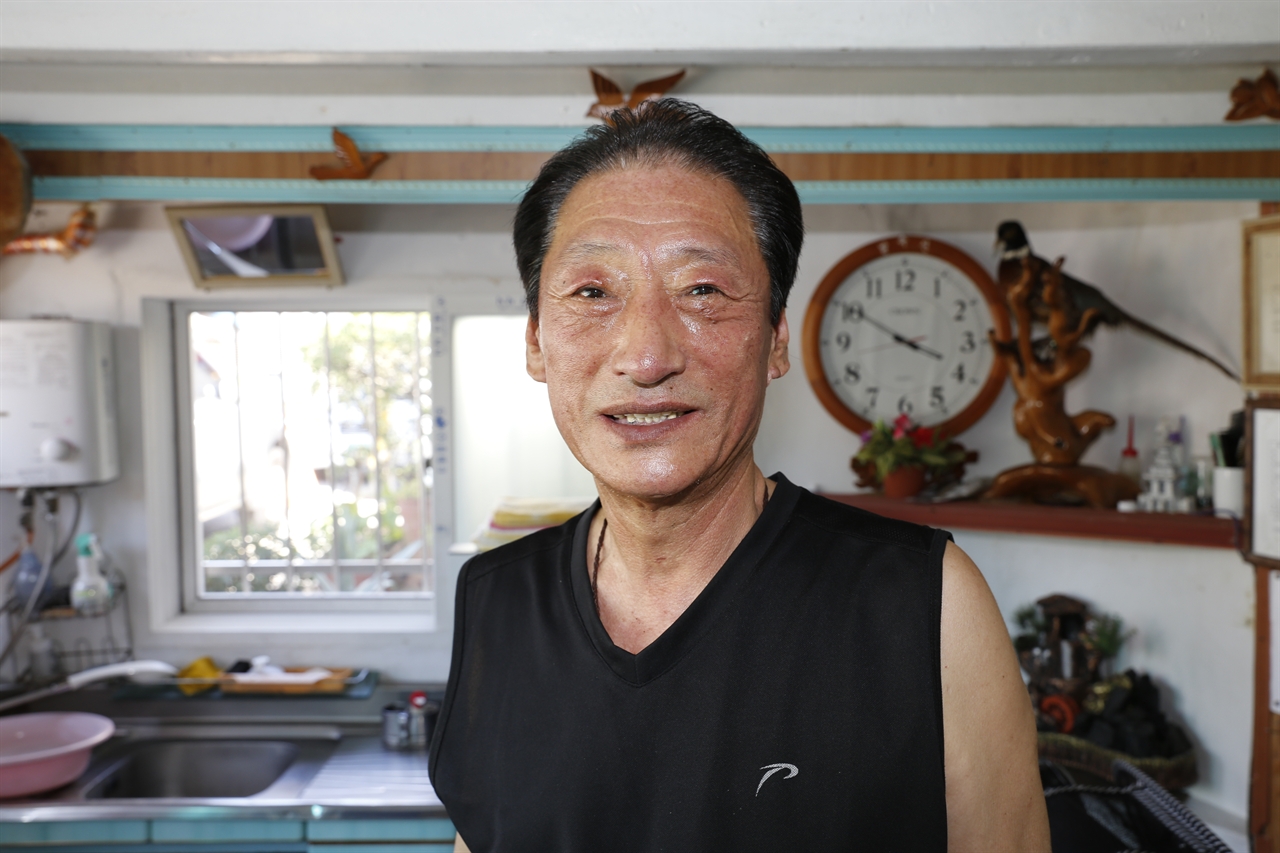  아버지의 대를 이어 90년째 한 자리에서 이발관을 운영하고 있는 박행성 씨. 지난 15일 두 번째 찾았을 때 모습이다.