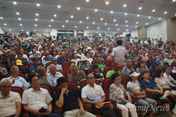 18일 오후 성주군청에서 열린 사드 배치 철회 토론회에는 성주군민 300여 명 이상이 참석해 다양한 방안을 제시했다.