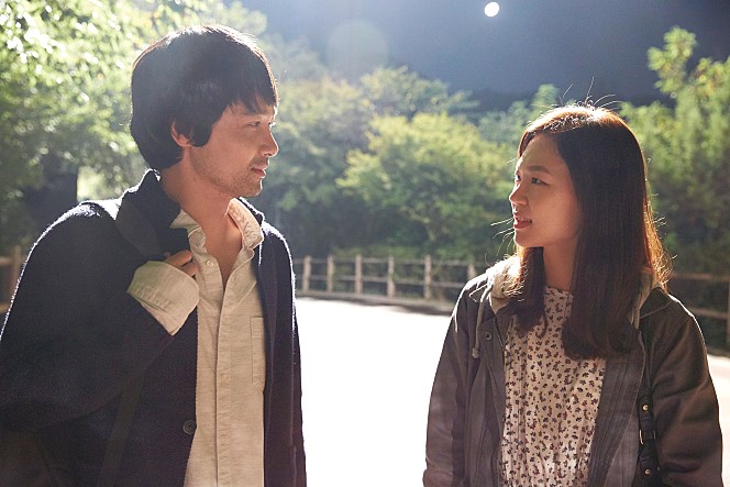  <최악의 하루> 중 한 장면. 로헤이 역을 맡은 이와세 료와 한예리의 연기는 영화 <한여름의 판타지아>를 연상시킨다.