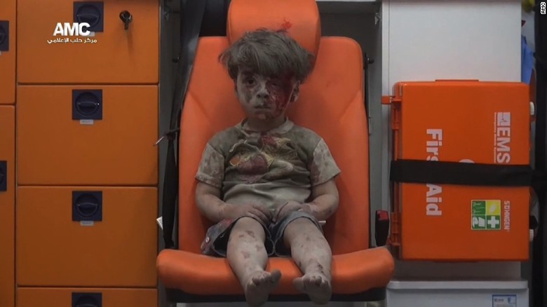 알레포미디어센터(AMC)가 공개한 시리아 소년 옴란 다크니시의 참혹한 사진을 보도하는 CNN 뉴스 갈무리.