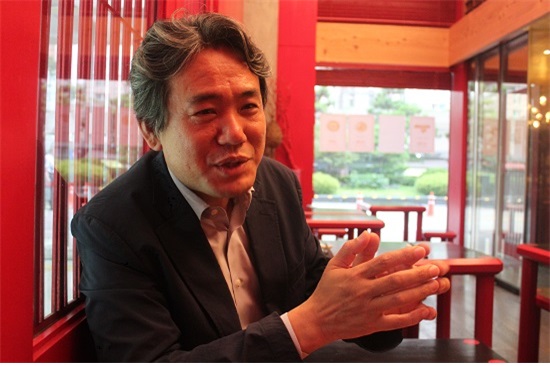 김영식 작가가 망우리 공원에 묻힌 역사적 인물들의 이야기를 담은 책 <그와 나 사이를 걷다>에 대해 설명하고 있다.