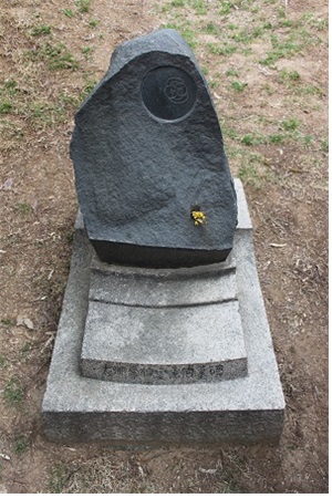 이중섭의 두 아이 그림이 새겨진 조각 묘비