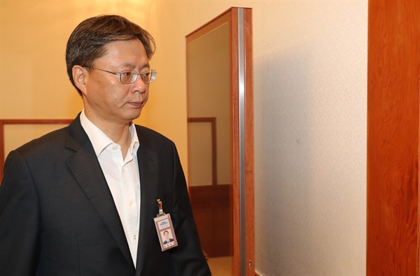 우병우 민정수석이 지난 8월 청와대에서 열린 임시국무회의에 참석하고 있는 모습.