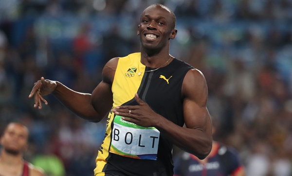  14일(현지시간) 브라질 리우데자네이루 올림픽 주경기장에서 열린 육상남자 100m 결승에서 우사인 볼트가 가장 먼저 결승선을 통과한 뒤 기뻐하고 있다. 볼트는 9초81로 우승을 차지하며 남자 100m 3연속 우승을 차지했다.