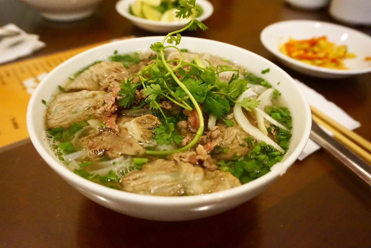  PHO10의 쌀국수. 무난한 맛. 익힌 고기 반, 안 익힌 고기 반!