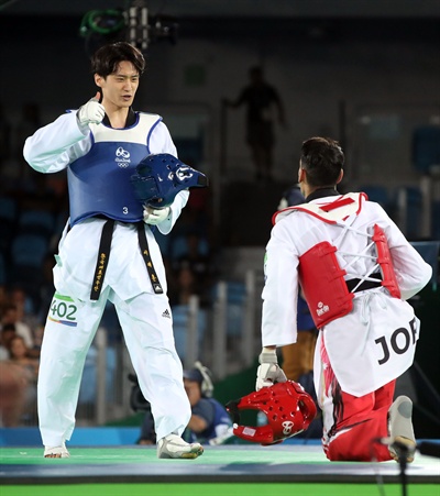  18일(현지시간) 브라질 리우데자네이루 바하 카리오카 경기장 3에서 열린 2016 리우올림픽 태권도 남자 -68kg급 8강전에서 한국 이대훈이 요르단 아흐마드 아부가우시를 상대로 패하고 인사를 나누고 있다. 