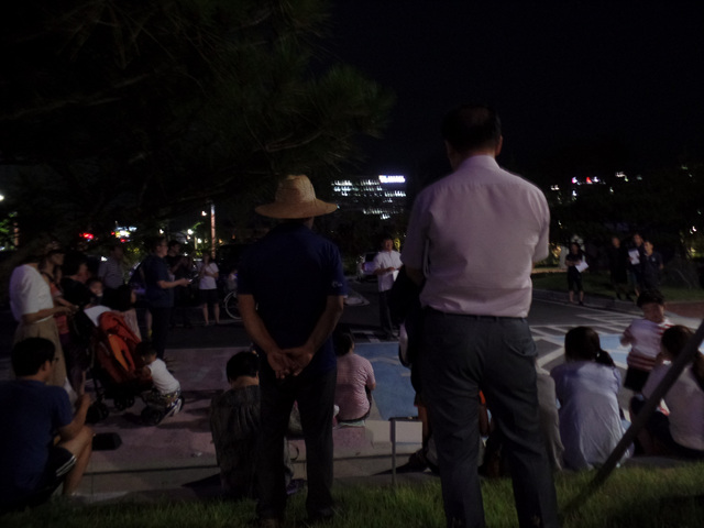 16일 저녁 율곡동 주민센터 앞에 모여 토론하고 있는 시민들. 이날 주민센터 회의실을 빌리려고 했으나 거절당하고 주차장에서 앉아 토론을 했다.