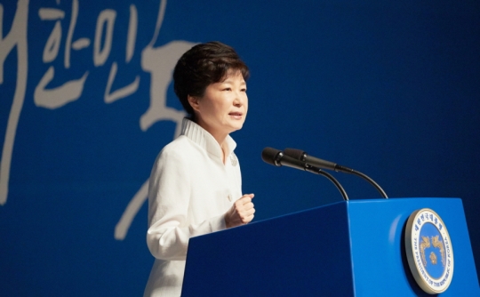 지난 15일 열린 제71주년 광복절 경축식에서, 박근혜 대통령이 경축사를 발표하고 있다. 이날 박 대통령은 '건국 68주년'이라는 표현을 씀으로써, 또 다시 건국절 논란을 불러일으켰다.