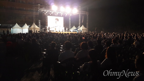  19일 밤 경기도 안산시 단원고등학교 운동장에서 기억교실 임시 이전 전야제인 ‘기억과 약속의 밤’ 행사가 열리고 있다.