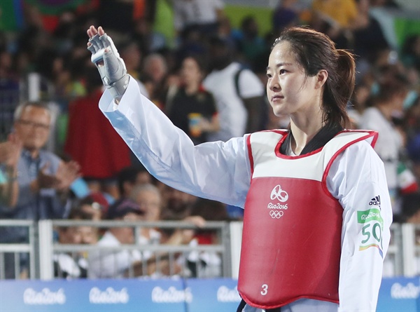  19일(현지시간) 브라질 리우데자네이루 바하 카리오카 경기장 3에서 열린 2016 리우올림픽 태권도 여자 -67kg급 준결승전에서 한국 오혜리가 아제르바이잔 파리다 아지조바를 상대로 승리한 후 밖으로 나서고 있다