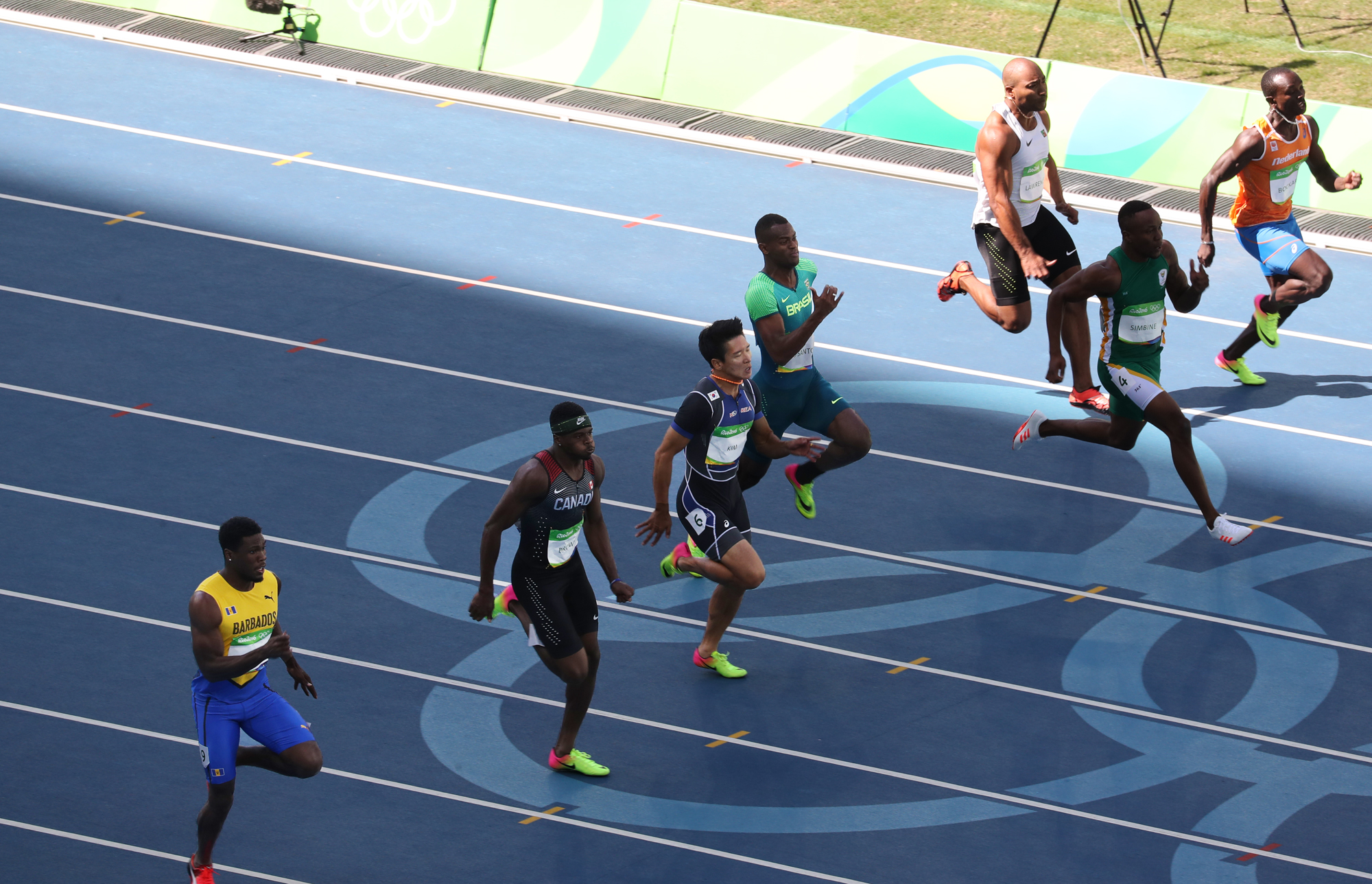 13일 오후(현지시간) 브라질 리우 마라카낭 올림픽 주경기장에서 열린 남자 100m 예선 8조 레이스에 참가한 김국영(왼쪽 셋째)이 전력질주 하고 있다. 김국영은 이날 10초37로 결승선을 통과, 예선탈락했다.
