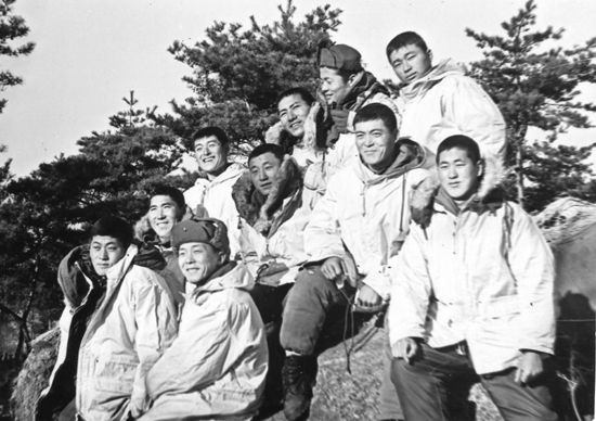1970년 겨울 심학산 아래 부대에서 근무할 때 소대원들과 함께 (앞열 왼쪽서 두번째 기자, 세째열 왼쪽 첫번째 임영규 상병)  

