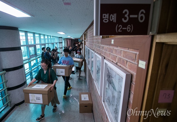 교실 떠나는 세월호 희생 학생들의 물건들 20일 오후 경기도 안산 단원고등학교에서 희생학생들의 유품과 책상을 안산교육지원청 별관으로 이전을 위한 작업이 진행되고 있다.